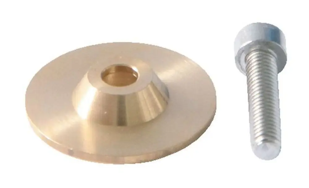 Scheibe und Schraube von Syr, dargestellt in metallischer Farbe, mit konischer Vertiefung in der Mitte und einem gewindeten Bolzen, auf heller Oberfläche platziert.
